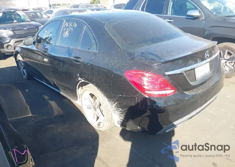 2018 Mercedes-Benz C 300 z USA, uszkodzony, nr VIN 55SWF4JB7JU252992